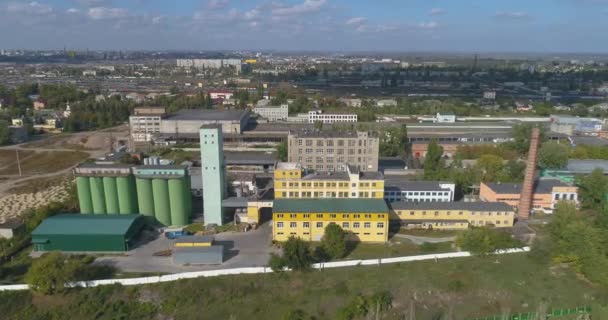 Um grande parece de um drone. Span perto de uma grande planta amarela. Grande complexo industrial — Vídeo de Stock