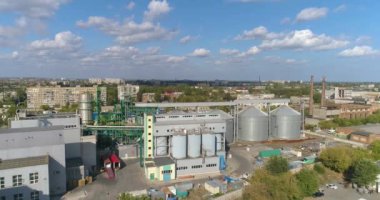 Yiyecek işleme fabrikasının hava manzarası. Sarı gıda fabrikasının hava manzarası. Modern gıda fabrikası. Modern bir fabrikanın yakınında.