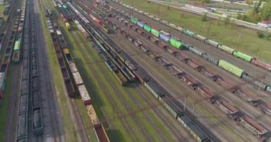 Güneşli havada demiryolu kavşağı, üst manzara. Tren istasyonunun üst manzarasındaki yük trenleri. Demiryolu kavşağındaki yük trenleri