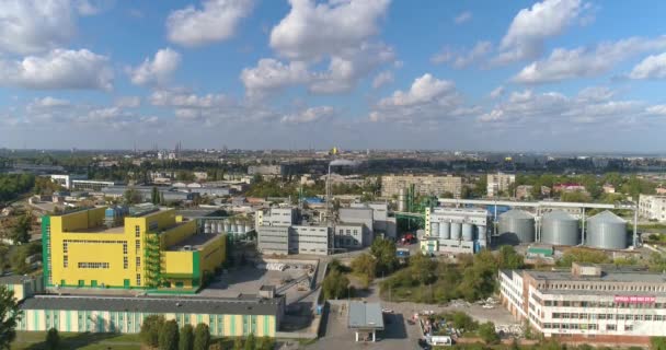 Fliegen in der Nähe der gelben Fabrik, schöne Wolken im Hintergrund. Großes Industriegebiet bei gutem Wetter aus der Luft — Stockvideo