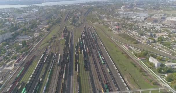 Barevné vlaky stojí ve velkém železničním depu. Velké vlakové nádraží. Železniční uzel se spoustou kolejnic horní pohled. — Stock video