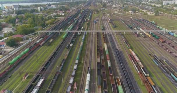 飞越一个大的铁路交叉口.铁路交汇处的货运列车俯瞰全线 — 图库视频影像