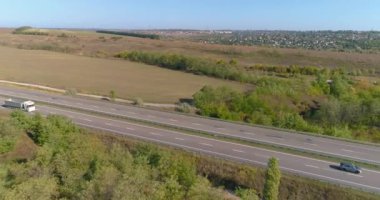 Güneşli havada pistte bir kamyon. Kamyon güzel bir yol boyunca sürüyor. Kargo taşımacılığı