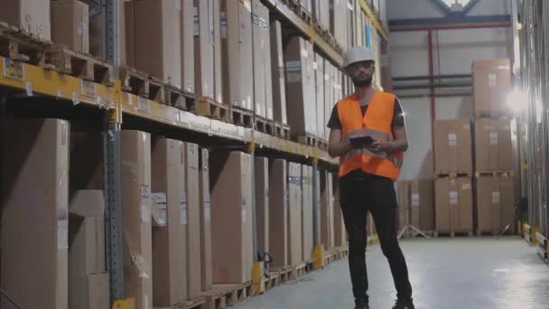 Trabajador con tableta en almacén de fábrica moderno — Vídeos de Stock