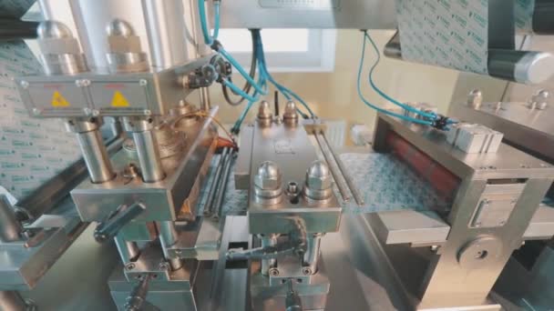 Produktion av tabletter i en modern fabrik. Tillverkningsprocessen av droger i en fabrik. Transportörinje med tabletter — Stockvideo