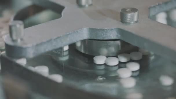 Produktion von Tabletten aus nächster Nähe. Pharmakologische Fabrik. Förderband für die Produktion von Tabletten