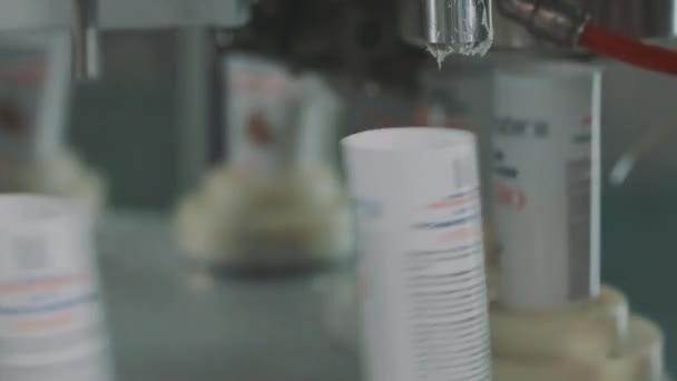 Moderne automatisierte Fördertechnik. Cremeproduktion, Herstellung kosmetischer Produkte — Stockvideo