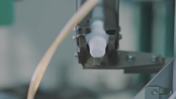 Automatische Maschine zum Verpacken von Sahne in Tuben. Cremeverpackung in Tuben in Großaufnahme — Stockvideo
