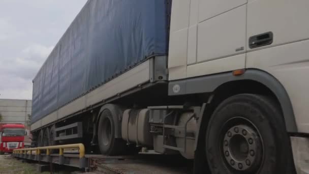 Caminhão branco com reboque azul, estações de pesagem do caminhão, estação de pesagem, ponte de pesagem, equipamento de medição de peso — Vídeo de Stock