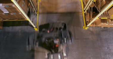 Depodan geçen modern forklift, fabrikanın deposunda aktif iş.
