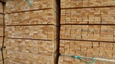 Kereste deposu, depoda sıra sıra ahşap bar, büyük modern bir depo.