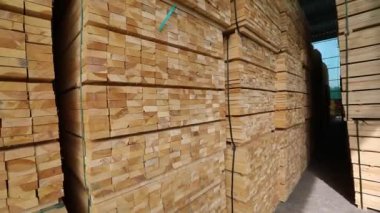 Büyük bir ahşap malzeme deposu, düzgün katlanmış kereste kereste deposu, ahşap depo.