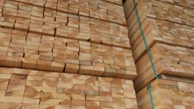 Büyük bir ahşap malzeme deposu, düzgün katlanmış kereste kereste deposu, ahşap depo.
