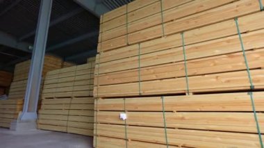 Ahşap işleme. Kereste deposu, depoda sıra sıra ahşap bar, büyük modern depo.