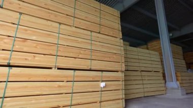 Ahşap işleme. Kereste deposu, depoda sıra sıra ahşap bar, büyük modern depo.