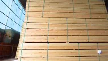 Ahşap işleme. Kereste deposu, depoda sıra sıra ahşap bar, büyük modern depo.