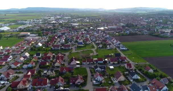 Uma pequena cidade europeia com uma igreja no centro, arquitetura europeia, uma aldeia europeia — Vídeo de Stock