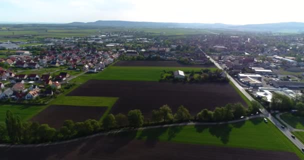 Malé evropské město s kostelem v centru, evropská architektura, evropská vesnice — Stock video