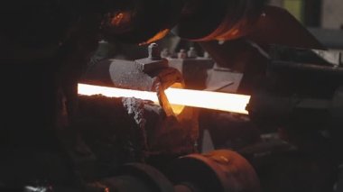 Sıcak metal kurdele, metal işleme tesisinde üretim süreci, üretim aşamasında yuvarlanan metal, pırıl pırıl metal silindirlerde yuvarlanma.