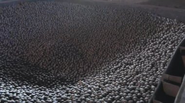 Metal top üretimi, metal topları olan bir depo, bir değirmen için toplar, yakın çekim.