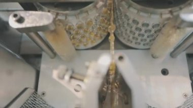 Bir fabrikada uyuşturucu üretimi süreci. Modern bir fabrikada tablet üretimi. Tabletli taşıyıcı satırı