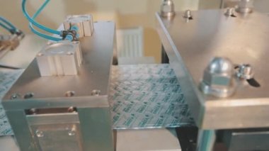 Su toplayan tabletler. Tablet üretim süreci. Bir ilaç fabrikasında endüstriyel içişleri.