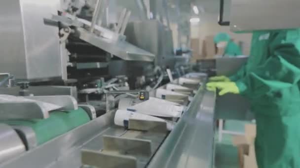 Transportador automatizado moderno. Produção de cremes, Produção de produtos cosméticos — Vídeo de Stock