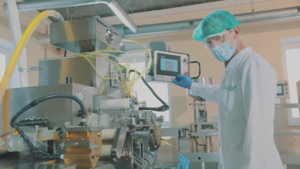 La virilité dans une usine pharmaceutique. L'intérieur de l'usine pharmaceutique. Flux de travail dans une usine de comprimés — Video