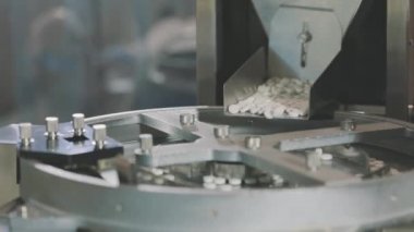 Modern tablet fabrikası. Taşıyıcıdaki yuvarlak tabletleri kapat