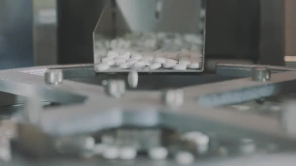 Produção de comprimidos close-up. Fábrica farmacológica. Linha transportadora para a produção de comprimidos — Vídeo de Stock