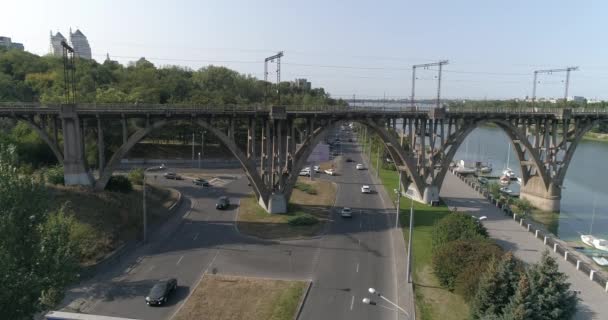 Road junction, a lot of cars on the road. A lot of cars at a difficult intersection. Cars drive along beautiful roads under the bridge — Stock Video