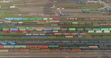 Büyük endüstriyel tren istasyonu. Trenler demiryolu kavşağındaki istasyona park edilmiş. Birçok renkli tren