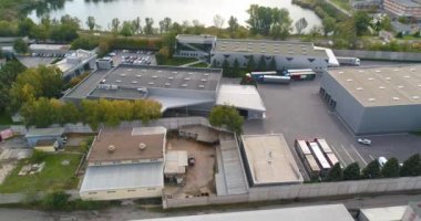 Modern Fabrika üzerinde uçuş. Modern tasarım üst görüşlü bir fabrika. Modern fabrika hava görüntüsü.