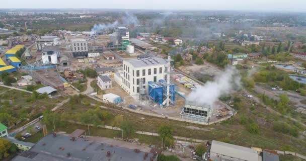 近代的な工場を飛び越える。上から近代的な工場。工場浄化システム付き白煙 — ストック動画