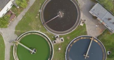 Su arıtma tesisinin üzerinde uçuyor. Yuvarlak şekilli üst görünümü olan atık su arıtma tesisi. Su arıtma tesisleri.