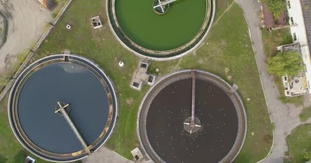 Afvalwaterzuiveringsinstallatie met ronde vorm bovenaanzicht. Waterzuiveringsinstallaties. Vliegen over een waterzuiveringsinstallatie — Stockvideo