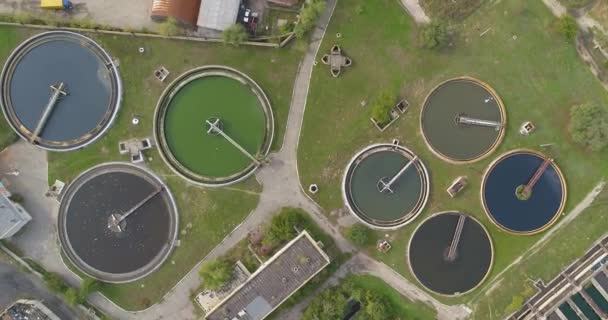 Station de traitement des eaux usées de forme ronde vue de dessus. Installations de traitement des eaux. Survoler une usine de traitement d'eau — Video