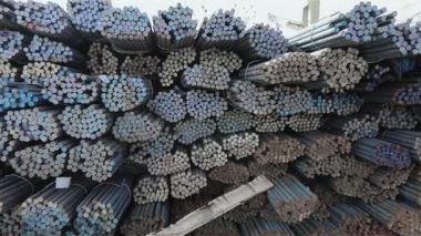 Mermi boş, metal boş, fabrikadaki metal ambar dolu..