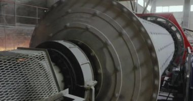 Metal toplarla gıcırdıyor. Fabrikada fabrika, top değirmeni, değirmen.