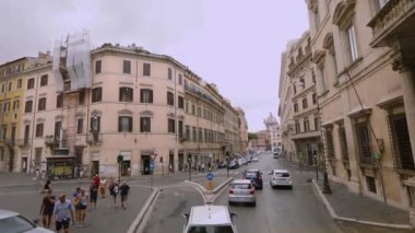 Roma sokaklarında arabayla bir yolculuk, Roma sokaklarında bir arabanın penceresinden manzara. Roma 'nın eski sokakları