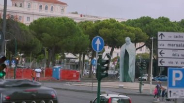 Roma 'da yağmur yağar. Roma 'nın yolları. Roma 'da trafik arabaları. İtalyan sokakları