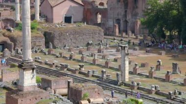 Roma forumunda insanlar dolaşıyor. Roma Forumu 'nun kalıntıları, Roma, İtalya. Roma 'daki Roma Forum' unda Julia Bazilikası. Antik Roma 'nın kalıntıları