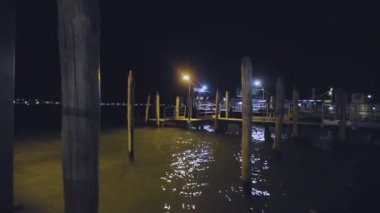 Geceleri Venedik 'te ahşap iskele. Venedik 'te gece tekne iskelesi. Geceleri turistler olmadan Venedik