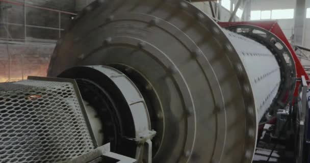 Schleifen mit Metallkugeln. Industriemühle, Kugelmühle, Mühle in der Fabrik — Stockvideo