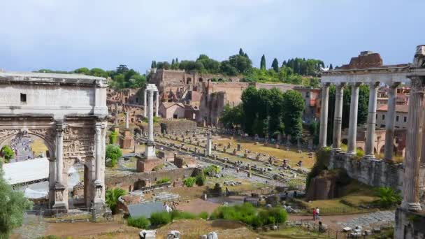 De ruïnes van het Forum Romanum. Tempel van Saturnus op het Forum Romanum in Rome. De ruïnes van het oude Rome. — Stockvideo