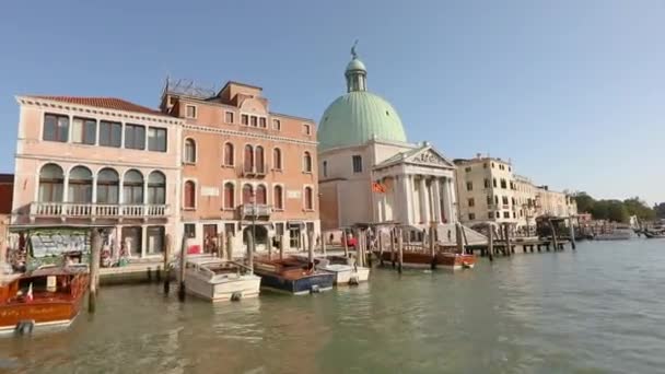 Filmaufnahmen von einem Boot in den Kanälen von Venedig. Boote in den Kanälen von Venedig. Außen Venedig Gebäude, Bootsfahrt Venedig — Stockvideo
