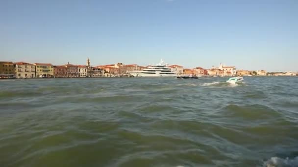 Groot luxe jacht afgemeerd in Venetië, prive-groot jacht in Venetië — Stockvideo