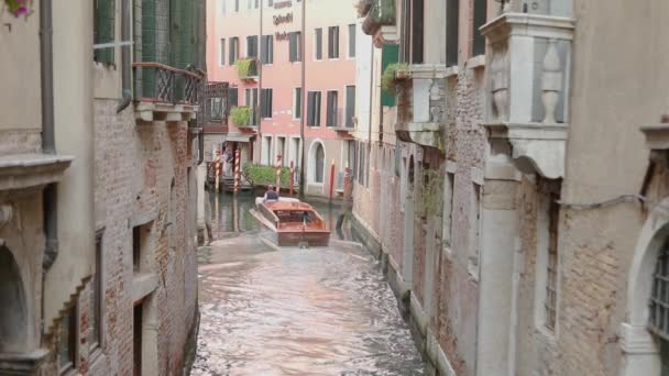 Barco a motor em um belo canal estreito em Veneza. Belo canal de Veneza. Lugar romântico Veneza — Vídeo de Stock