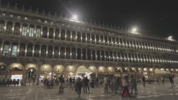 Piazza San Marco bei Nacht Generalplan, Venedig. Viele Touristen in der Nacht auf dem Markusplatz. Touristen spazieren nachts um San Marco. — Stockvideo