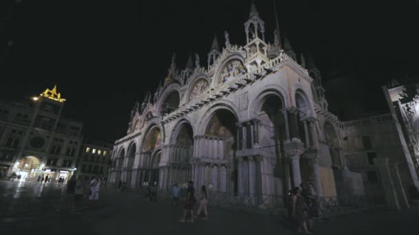 Szent Márk katedrális a San Marco téren Velencében. Szent Márk katedrális éjjel — Stock videók